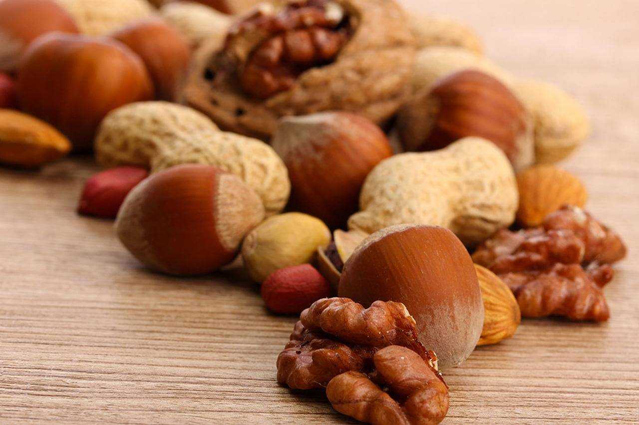 Можно ли собакам давать орехи