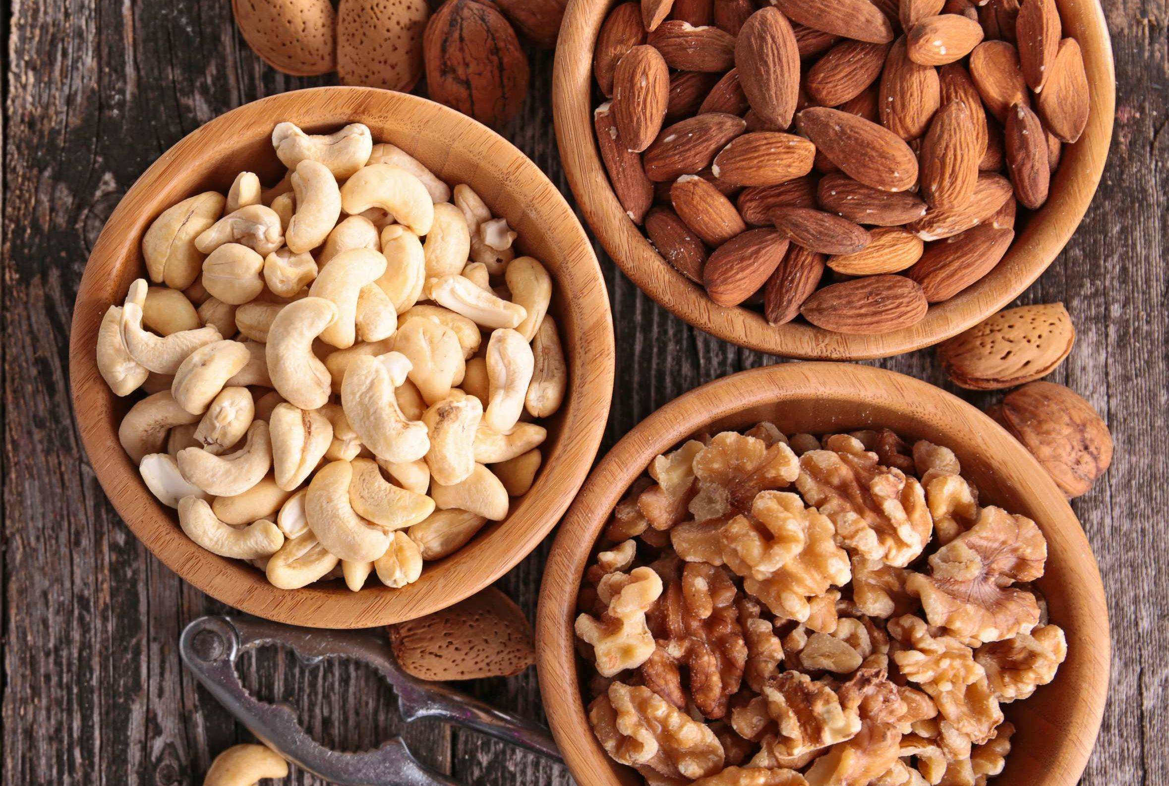 Какие орехи можно давать шиншиллам: грецкие и арахис, фундук и кедровые орехи, миндаль и кешью, можно ли давать семечки вместо орехов