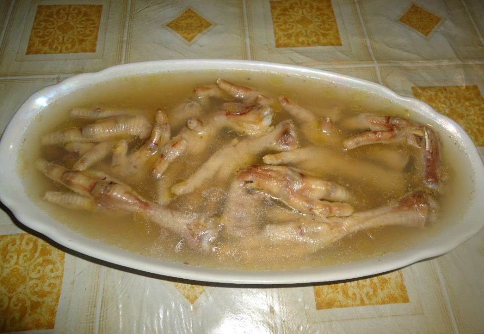 Можно ли собаке куриные головы: польза и вред. сколько варить и как давать их щенкам и что делать, если питомец съел сырую?